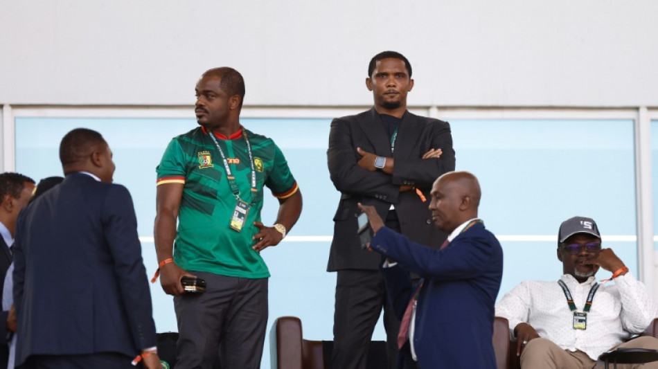Eto'o, presidente da federa&ccedil;&atilde;o camaronesa, &eacute; suspenso por seis meses pela Fifa