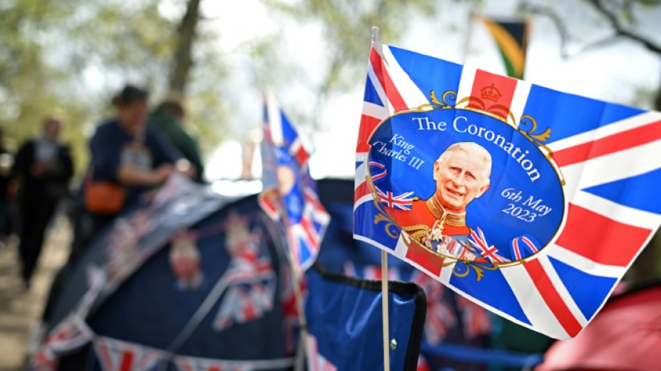 Schaulustige versammeln sich an der Prozessionsroute zur Kr&ouml;nung Charles' III.