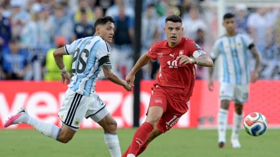  Xhaka, da sele&ccedil;&atilde;o su&iacute;&ccedil;a, &eacute; multado por certificados falsos de vacina&ccedil;&atilde;o contra Covid 