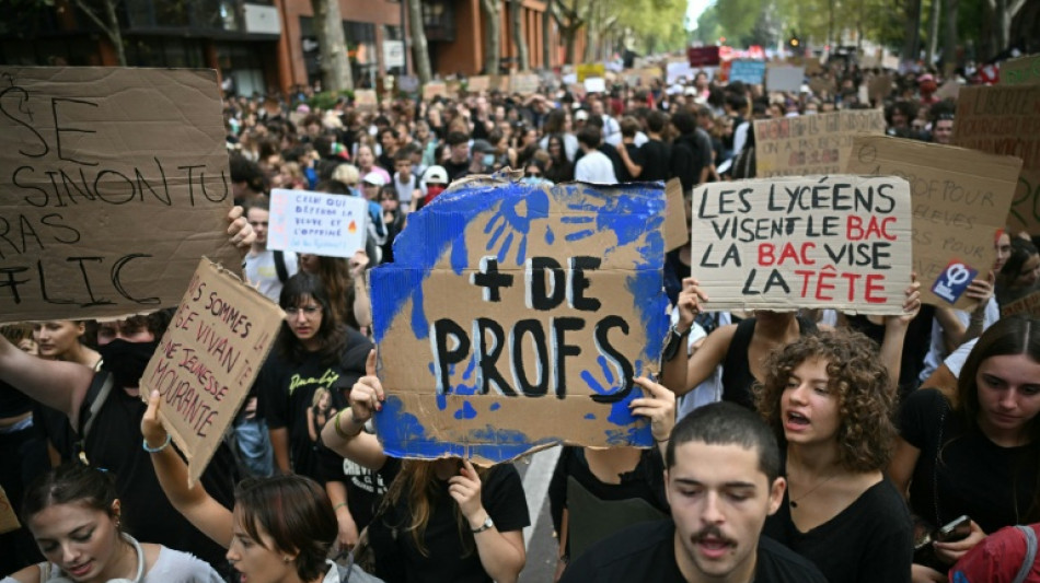  Governo franc&ecirc;s nega 'repress&atilde;o policial' em protestos estudantis 