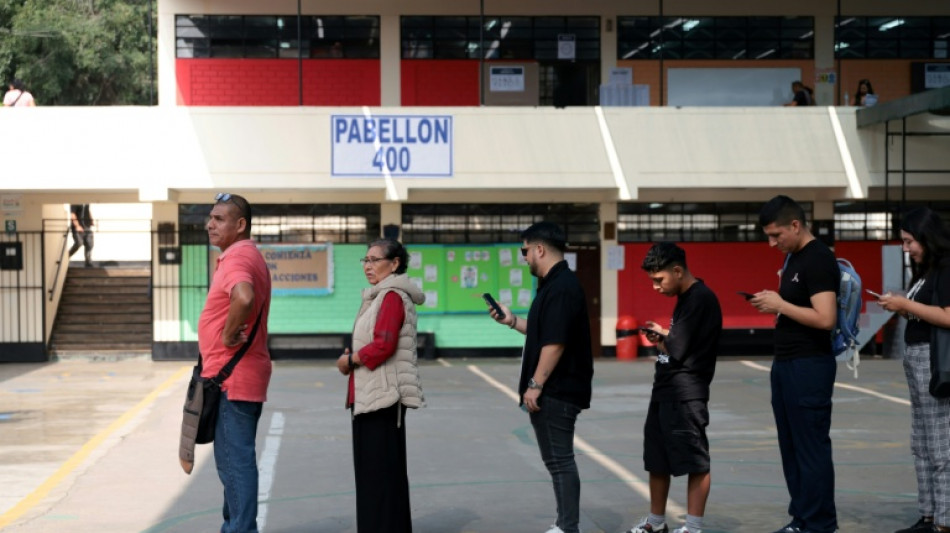  Les P&eacute;ruviens &eacute;lisent leur pr&eacute;sident dans un climat d'ins&eacute;curit&eacute; et de d&eacute;fiance 