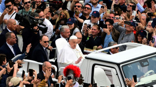 Malgré la fatigue, le pape s'offre un bain de foule pour Pâques