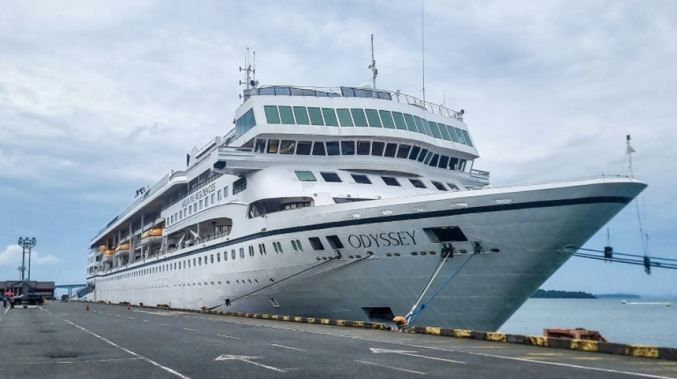  Two hundred 'Cruise for life' passengers stranded in Cambodia 