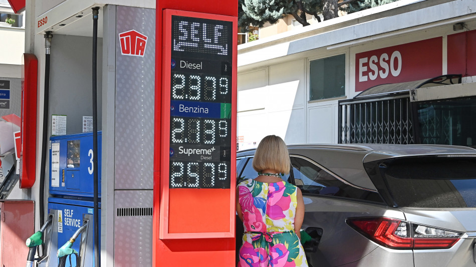  Mimit, prezzi carburanti in calo, benzina self a 2,152 euro 