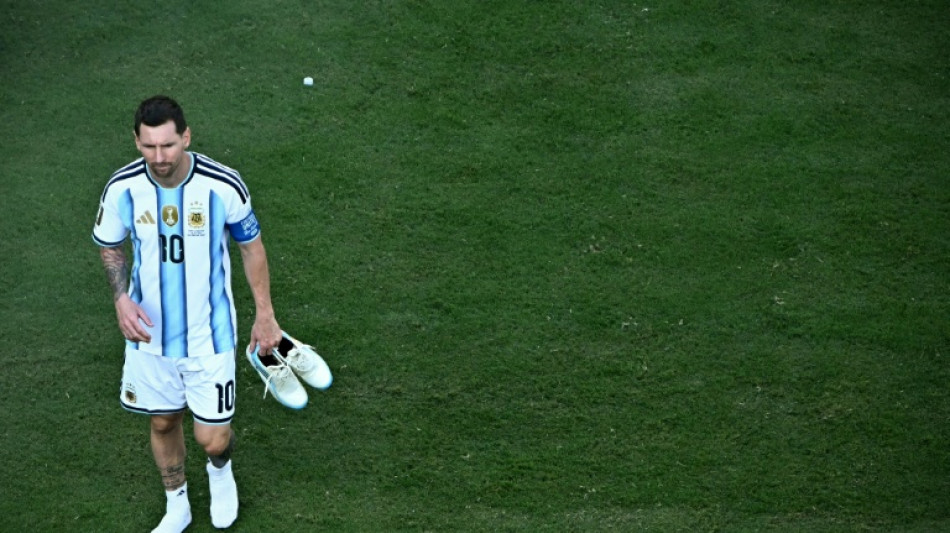  Messi chega &agrave; Argentina para descansar em Ros&aacute;rio com sua fam&iacute;lia ap&oacute;s Copa 