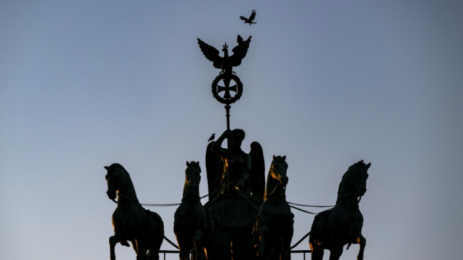 Propalästinensische Aktivisten gelangen mit Hebebühne auf Brandenburger Tor