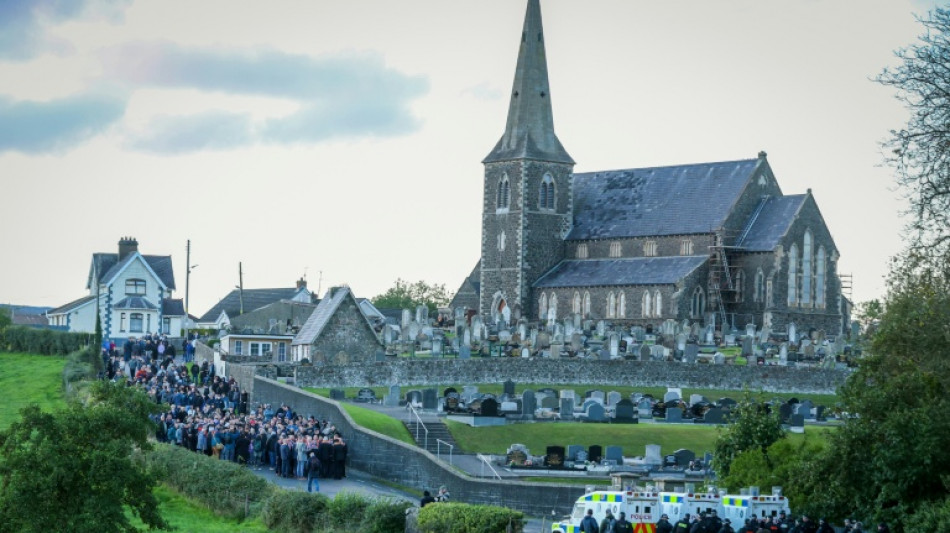  Tense standoff over flashpoint N.Ireland parade lasts into night 
