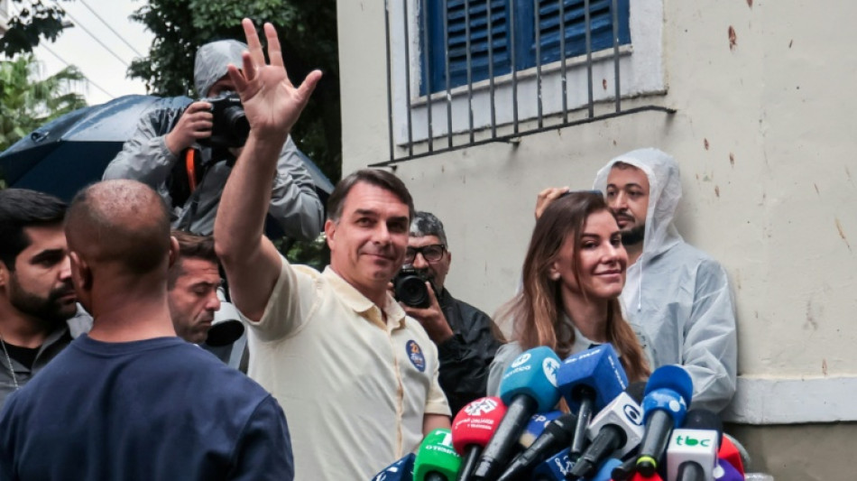  Brasil escolhe entre Bolsonaro e Lula, que denuncia obst&aacute;culos para votar 