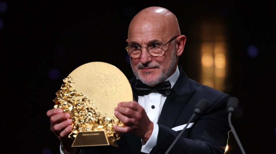 De la Fuente &eacute; eleito melhor treinador do ano na cerim&ocirc;nia da Bola de Ouro 