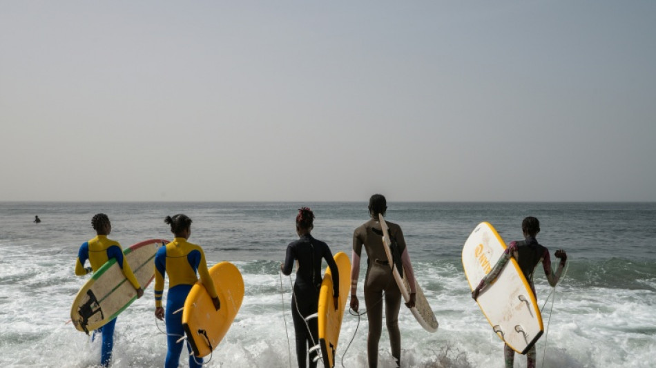  In Dakar fishing village, surfing entices girls back to school 