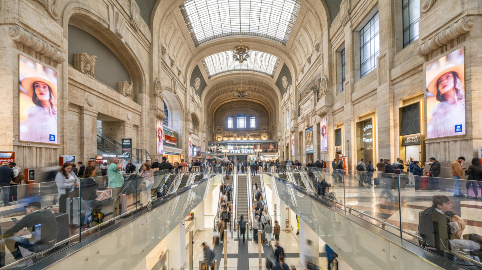  Riapre la scala mobile Est della Stazione Centrale di Milano 