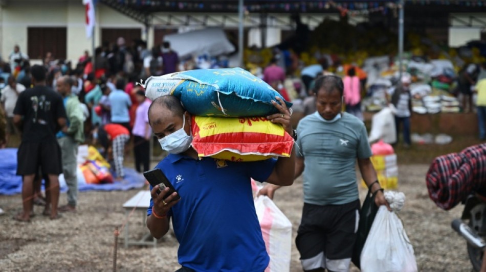  Huit jours apr&egrave;s le "tsunami himalayen", le d&eacute;fi de l'aide aux sinistr&eacute;s 