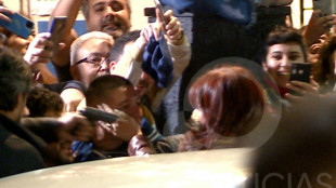 Apuntan con un arma contra Kirchner, acusada de corrupci&oacute;n en Argentina