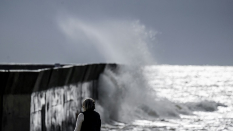 Temp&ecirc;te Louis: un automobiliste mort noy&eacute;, 90.000 foyers sans &eacute;lectricit&eacute;