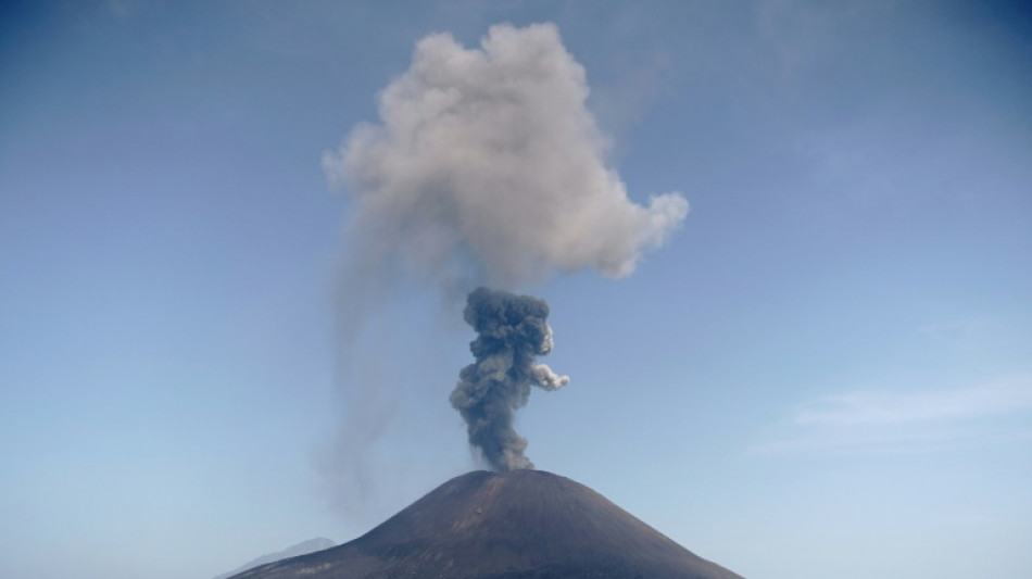 El volc&aacute;n Anak Krakatoa entra en erupci&oacute;n en Indonesia
