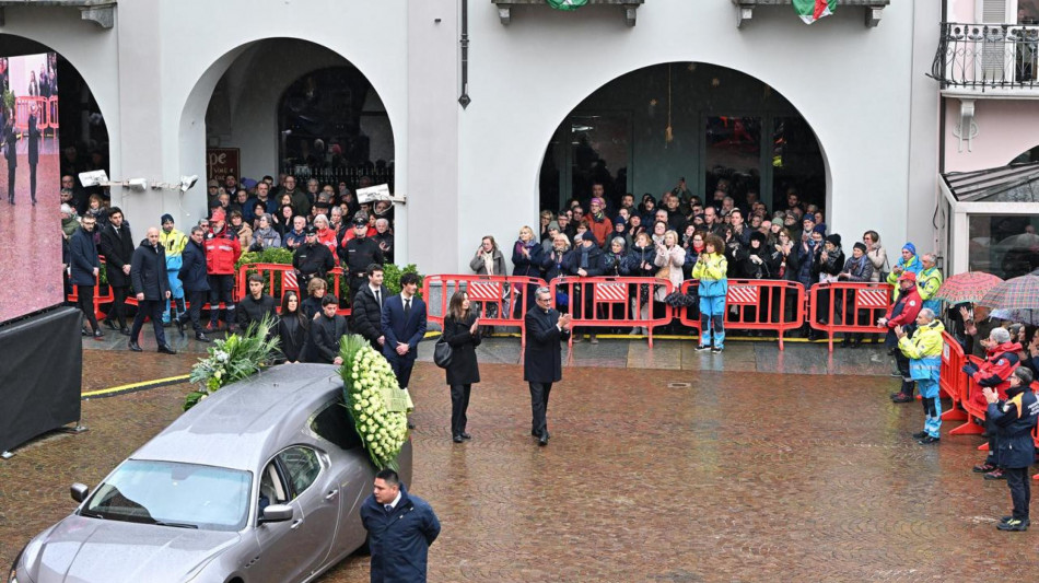  L'addio di Alba a Franca Maria Ferrero, lungo applauso all'arrivo in Duomo 