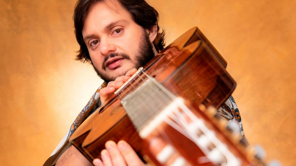  Yamandu Costa, alla Casa del Jazz il fuoriclasse brasiliano della chitarra 
