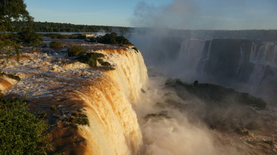 Argentine: les chutes d'Iguazu rouvrent apr&egrave;s une fermeture partielle, satur&eacute;es d'eau