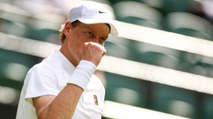 Jannik Sinner passa com facilidade pela 1&ordf; rodada de Wimbledon