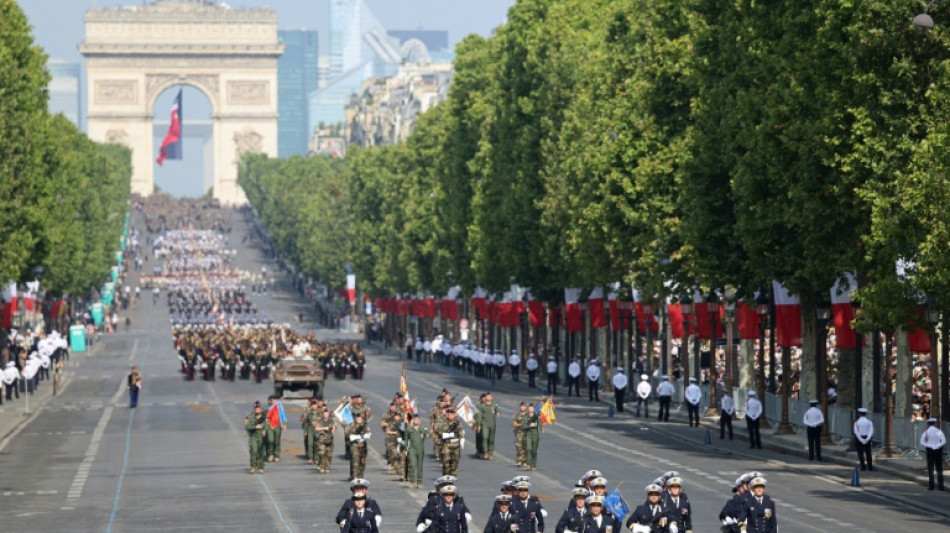  Merz und Selenskyj verfolgen die bislang gr&ouml;&szlig;te Milit&auml;rparade zum franz&ouml;sischen Nationalfeiertag 