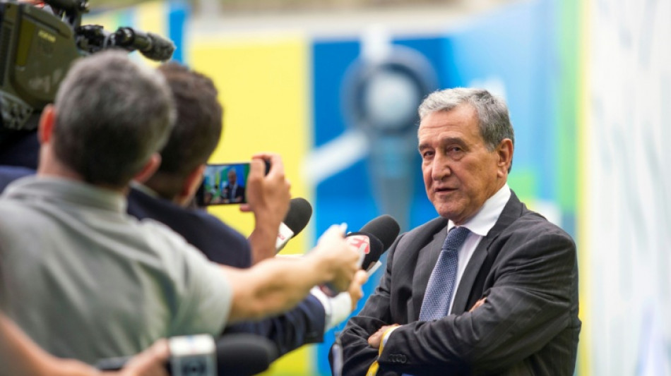  Ap&oacute;s passar por cirurgia, Parreira apresenta quadro 'est&aacute;vel' 