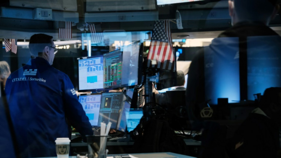 Wall Street ouvre en l&eacute;g&egrave;re baisse, retient son souffle avant la Fed