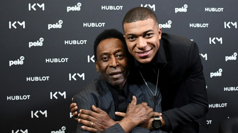 Marques d'affection et sourires complices: en 2019, l'entretien crois&eacute; Pel&eacute;-Mbapp&eacute; &agrave; l'AFP