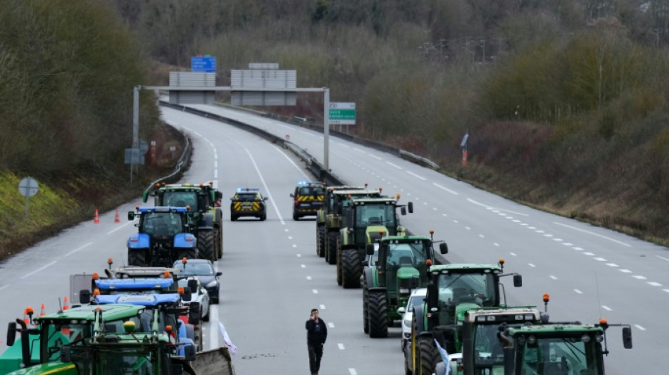 Agricultores bloqueiam estradas na Fran&ccedil;a antes de an&uacute;ncios do governo