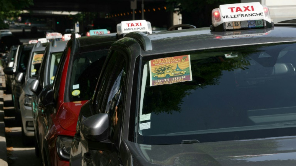 Les taxis manifestent devant Bercy, le ministre de la Santé propose une réunion fin juin