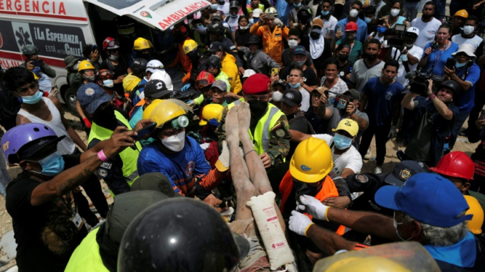 Venezuela: un jeune gar&ccedil;on sauv&eacute; des d&eacute;combres, qu&ecirc;te d'autres survivants "&agrave; la seule force des bras" 