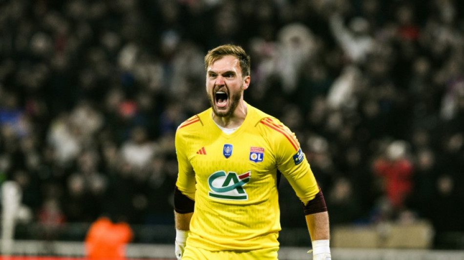 Perri pega p&ecirc;nalti, e Lyon vai &agrave; semifinal da Copa da Fran&ccedil;a