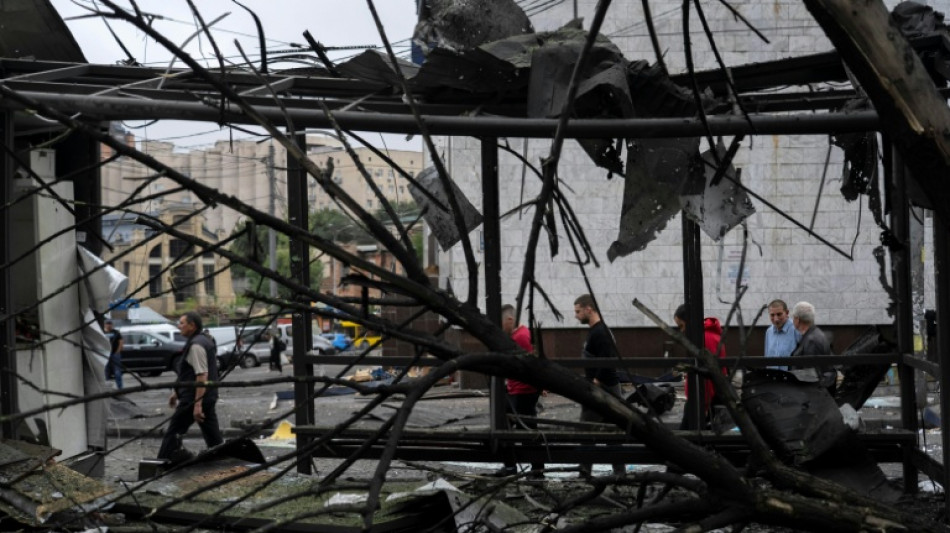 Ataques rusos dejan un muerto y una escuela incendiada en Kiev