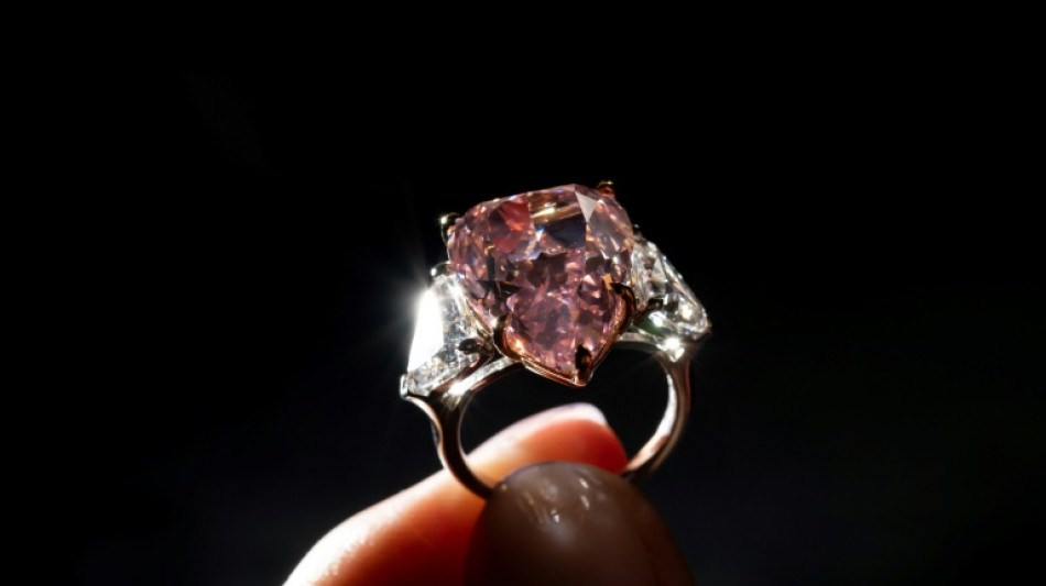 Le diamant rose g&eacute;ant "Fortune Pink" adjug&eacute; plus de 28,6 millions d'euros