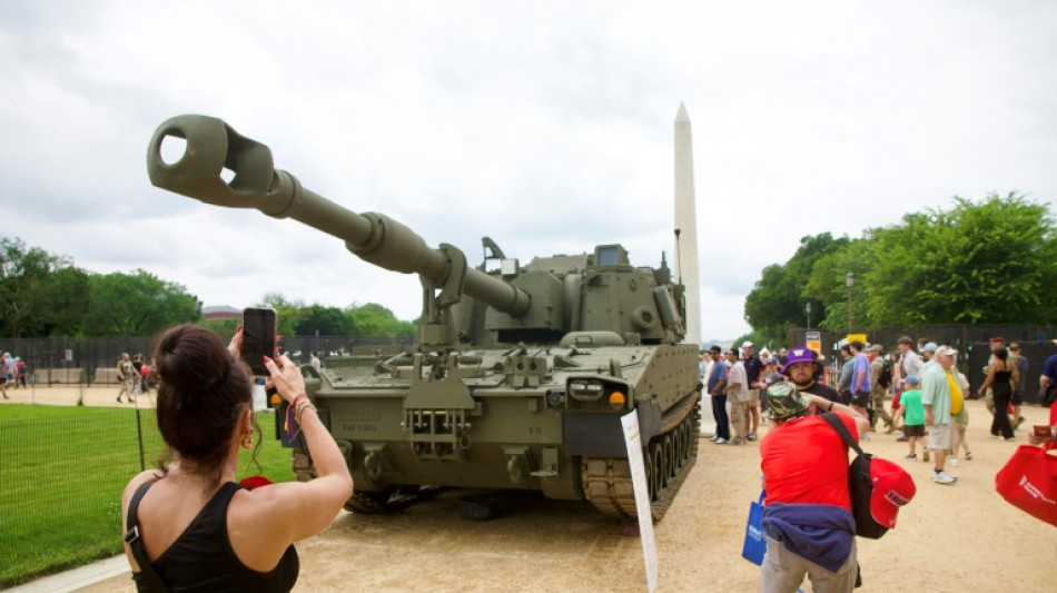 Protestas contra Trump antes de desfile militar enlutado por ataque a congresistas
