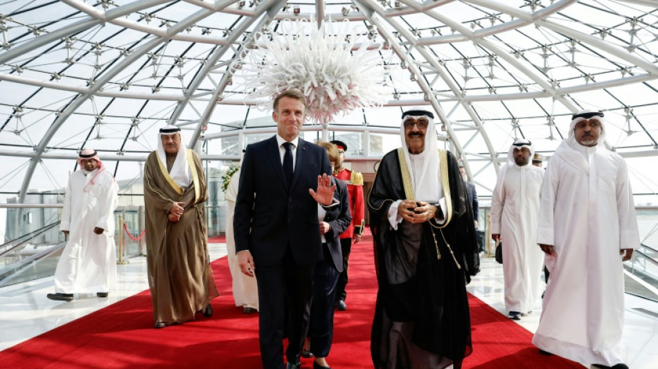  Malgr&eacute; la crise et les critiques en France, Macron entame une tourn&eacute;e dans le Golfe 
