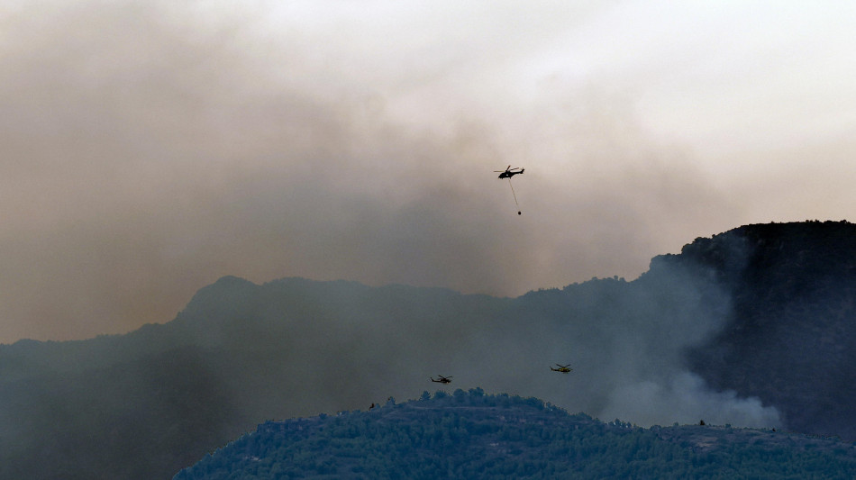  In Spagna nuovo fronte incendi su costa Valencia, evacuati in 15mila 