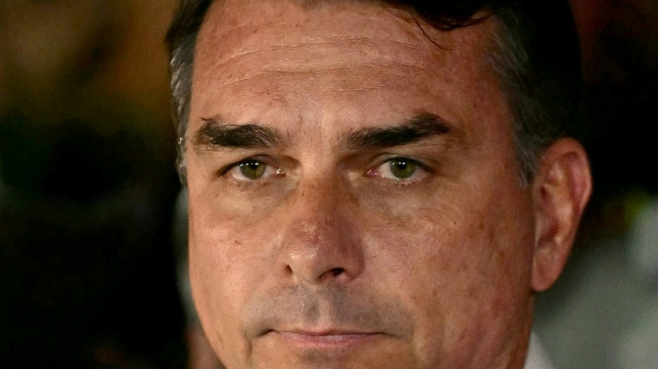  Fl&aacute;vio Bolsonaro chegou aos EUA (imprensa) 