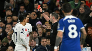 Tottenham, com nove, &eacute; goleado pelo Chelsea (4-1) e perde invencibilidade e lideran&ccedil;a
