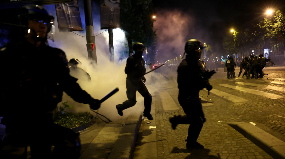 Francia, scontri con polizia nelle banlieue da Limoges a B&eacute;ziers