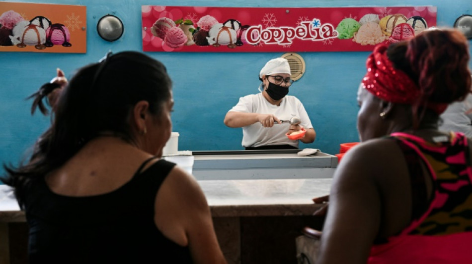 Coppelia, la "meca" del helado en Cuba, desaf&iacute;a la crisis y la oferta privada