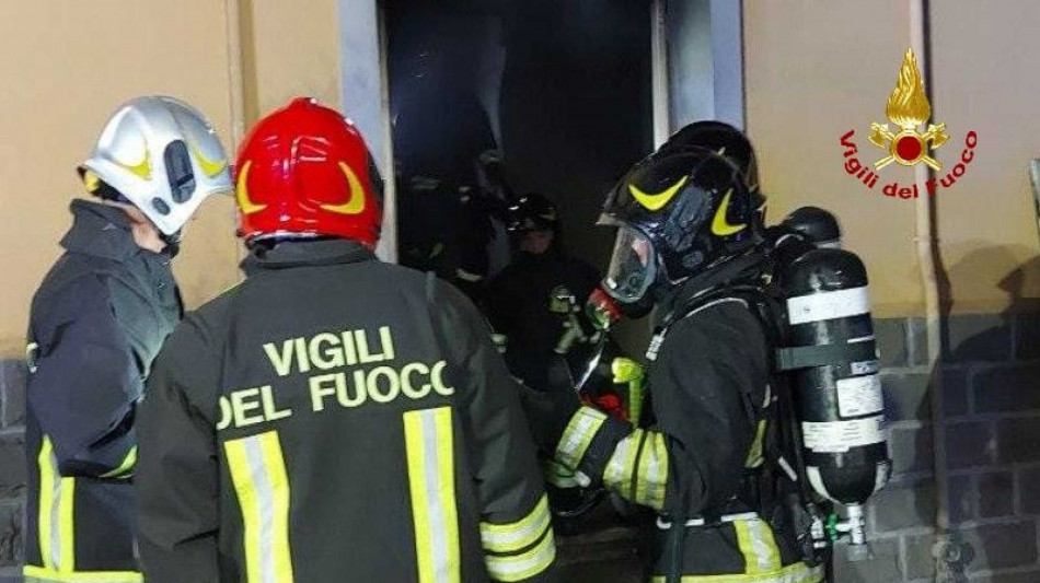 Incendio in uno scantinato a Bologna, soccorsi anche due bambini