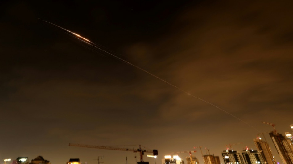  Israel lan&ccedil;a ataques contra Teer&atilde;; Ir&atilde; amea&ccedil;a instala&ccedil;&otilde;es de energia do Golfo 