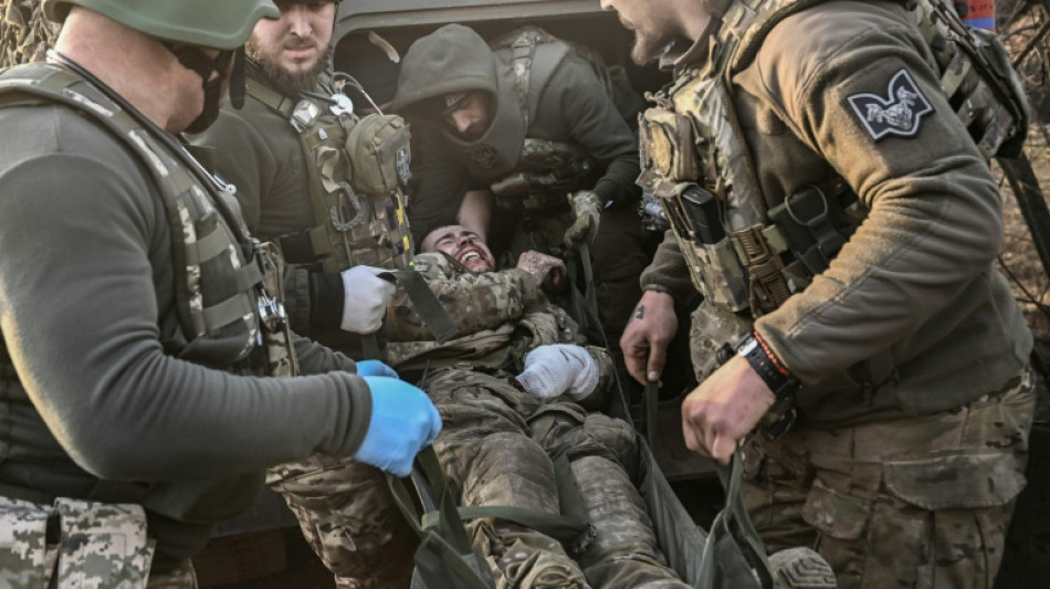 Desfile de heridos en Bajmut, un d&iacute;a "normal"
