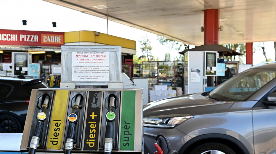 Sale ancora il prezzo dei carburanti, in un mese la benzina costa 5,5 cents in pi&ugrave;