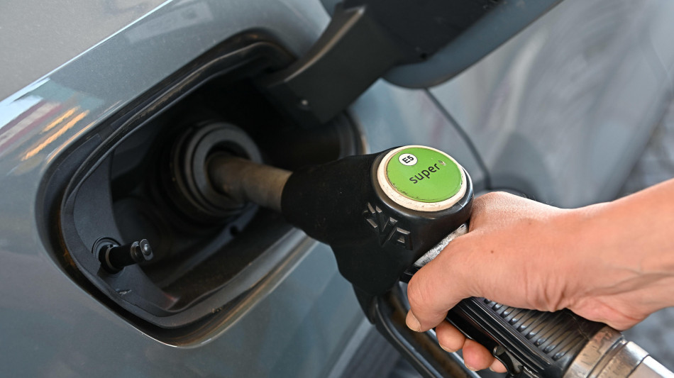  Nuovi rialzi per il prezzo dei carburanti, gasolio self a 2,346 euro in autostrada 