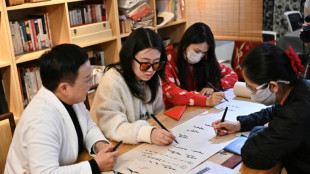 Jovens chinesas tiram do esquecimento antiga escrita secreta utilizada por mulheres