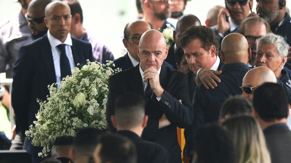 Fifa: critiqu&eacute; pour un selfie aux obs&egrave;ques de Pel&eacute;, Infantino se dit "atterr&eacute;"