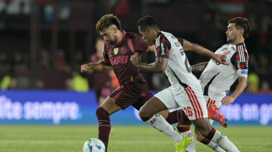  Flamengo perde na visita ao Lan&uacute;s (1-0) no jogo de ida da Recopa Sul-Americana 