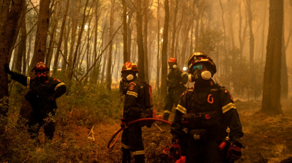  Bombeiros lutam para salvar complexo tur&iacute;stico na Gr&eacute;cia 