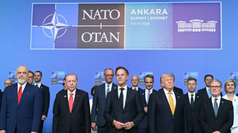  Starmer diz que Erdogan presenteou l&iacute;deres da Otan com pistolas 